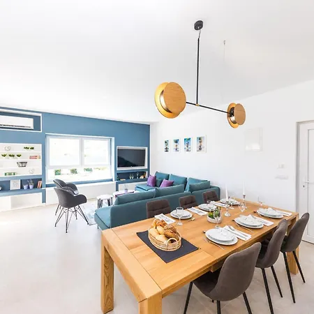 Villa Scenic Elegant With Pool - Five Bedroom Trogir