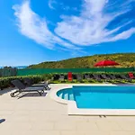 Villa Scenic Elegant With Pool - Five Bedroom Trogir