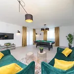 Villa Scenic Elegant With Pool - Five Bedroom *