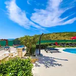 Villa Scenic Elegant With Pool - Five Bedroom