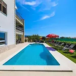 Scenic Elegant With Pool - Five Bedroom *