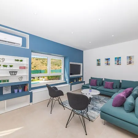 Scenic Elegant With Pool - Five Bedroom