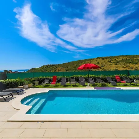 Scenic Elegant With Pool - Five Bedroom *
