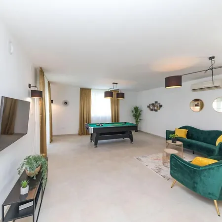 Scenic Elegant With Pool - Five Bedroom וילה *