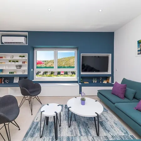 Scenic Elegant With Pool - Five Bedroom וילה