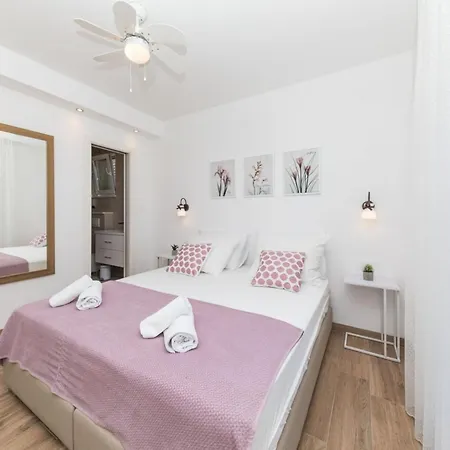 Scenic Elegant With Pool - Five Bedroom וילה *