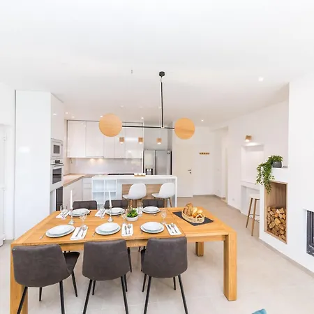 Scenic Elegant With Pool - Five Bedroom וילה טרוגיר