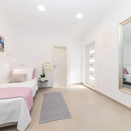 Scenic Elegant With Pool - Five Bedroom * טרוגיר