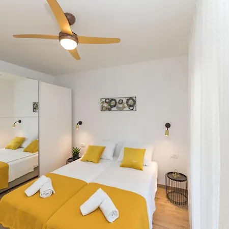 Scenic Elegant With Pool - Five Bedroom טרוגיר