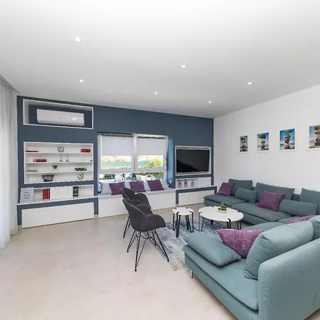 וילה Scenic Elegant With Pool - Five Bedroom