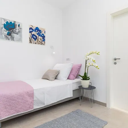 Scenic Elegant With Pool - Five Bedroom וילה *