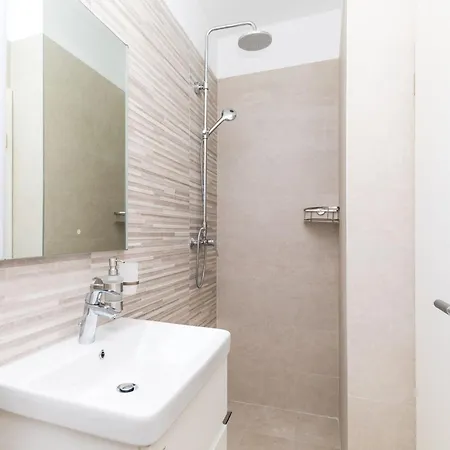 Scenic Elegant With Pool - Five Bedroom וילה טרוגיר