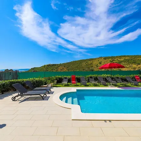 וילה Scenic Elegant With Pool - Five Bedroom טרוגיר