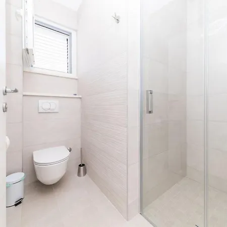 Scenic Elegant With Pool - Five Bedroom וילה טרוגיר
