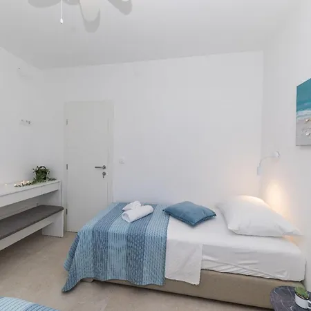 Scenic Elegant With Pool - Five Bedroom וילה