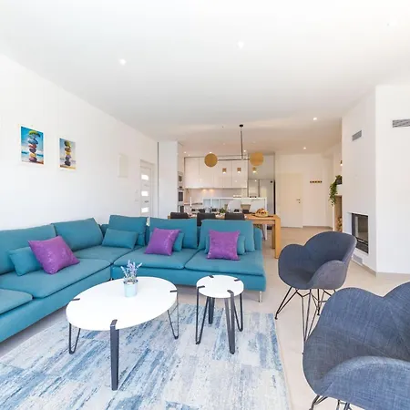 Scenic Elegant With Pool - Five Bedroom וילה *