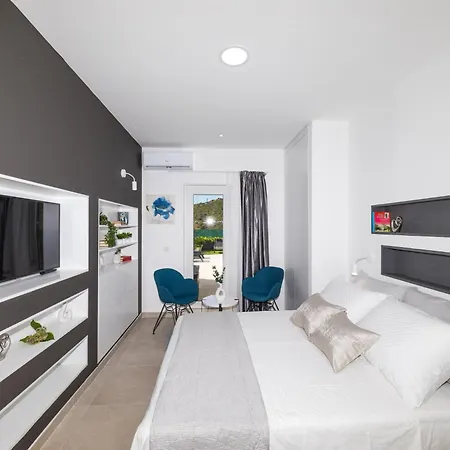 Scenic Elegant With Pool - Five Bedroom * טרוגיר
