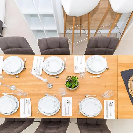 Scenic Elegant With Pool - Five Bedroom וילה