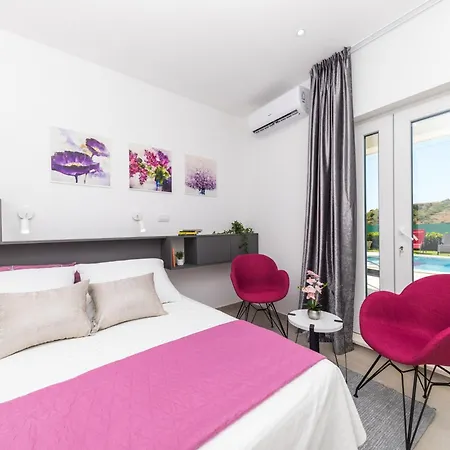 Scenic Elegant With Pool - Five Bedroom טרוגיר