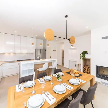 Scenic Elegant With Pool - Five Bedroom וילה *