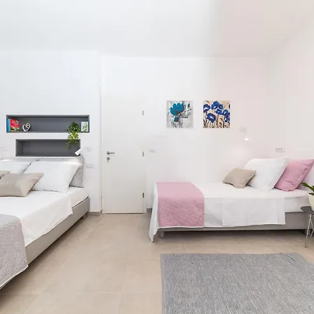 Scenic Elegant With Pool - Five Bedroom טרוגיר