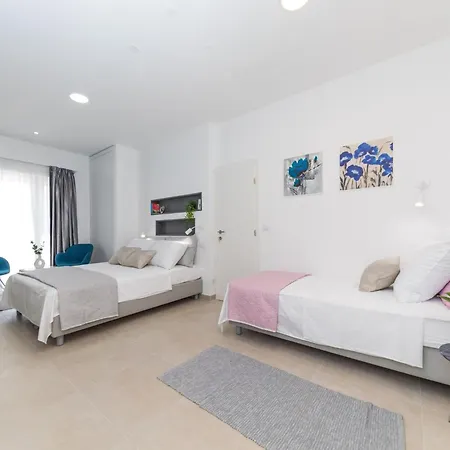 Scenic Elegant With Pool - Five Bedroom * טרוגיר