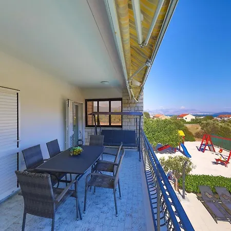 Scenic Elegant With Pool - Five Bedroom וילה
