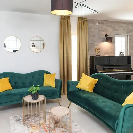 Scenic Elegant With Pool - Five Bedroom וילה טרוגיר