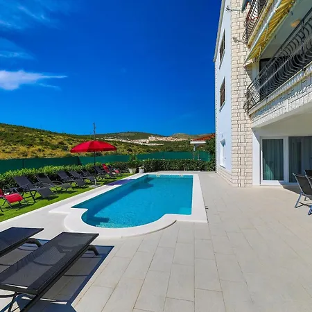 Scenic Elegant With Pool - Five Bedroom טרוגיר