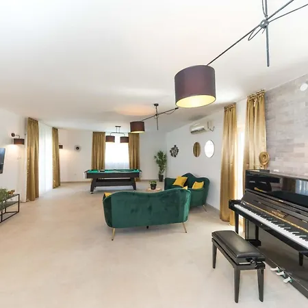Scenic Elegant With Pool - Five Bedroom * טרוגיר