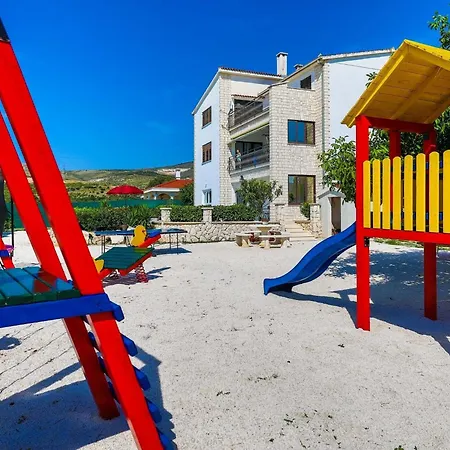 Scenic Elegant With Pool - Five Bedroom וילה