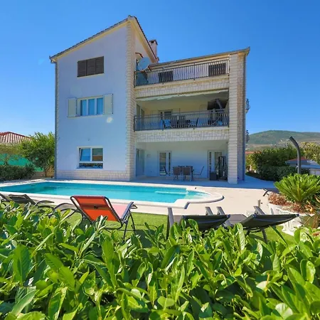 Scenic Elegant With Pool - Five Bedroom וילה *