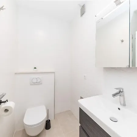 Scenic Elegant With Pool - Five Bedroom טרוגיר