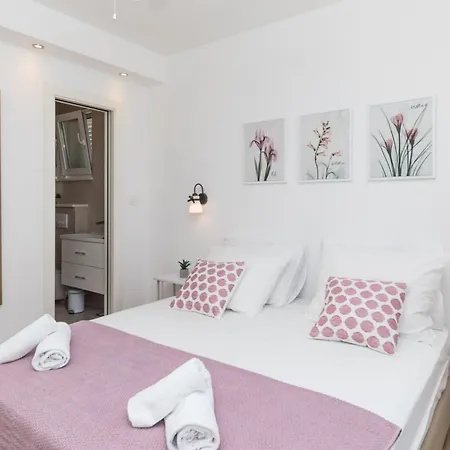 Scenic Elegant With Pool - Five Bedroom * טרוגיר