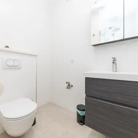 Scenic Elegant With Pool - Five Bedroom וילה טרוגיר