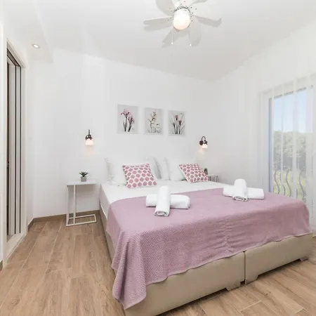 Scenic Elegant With Pool - Five Bedroom טרוגיר