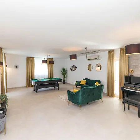 וילה Scenic Elegant With Pool - Five Bedroom טרוגיר